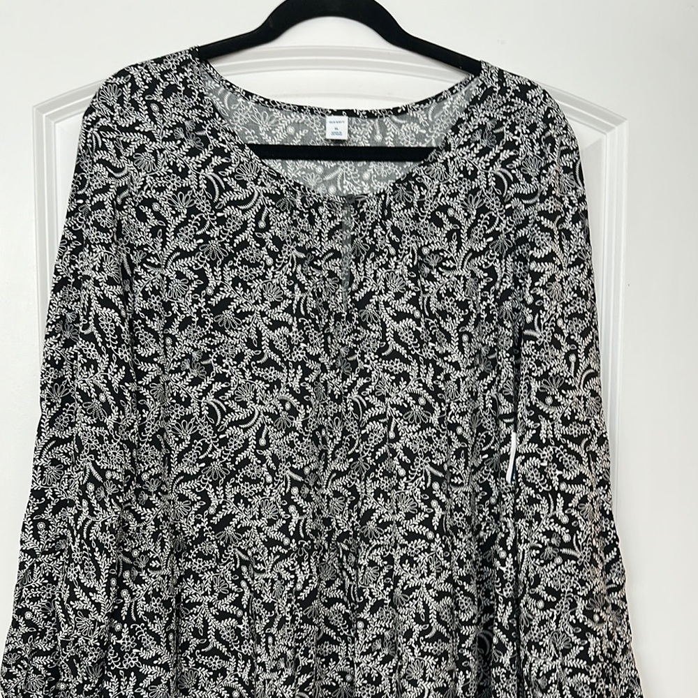 Old Navy Black and White Long Sleeve Dress
